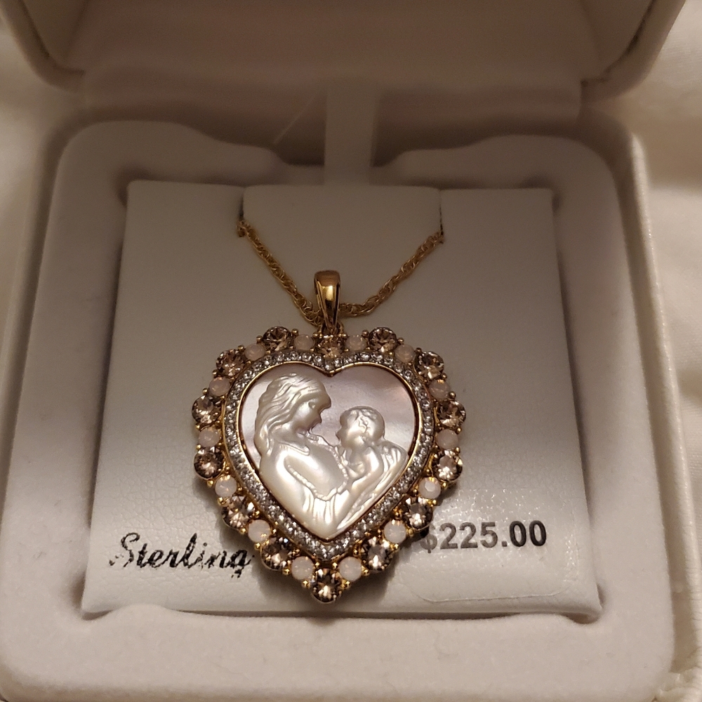 Beautiful Mother Of Pearl 18k over sterling necklace Cameo New w/tags n box